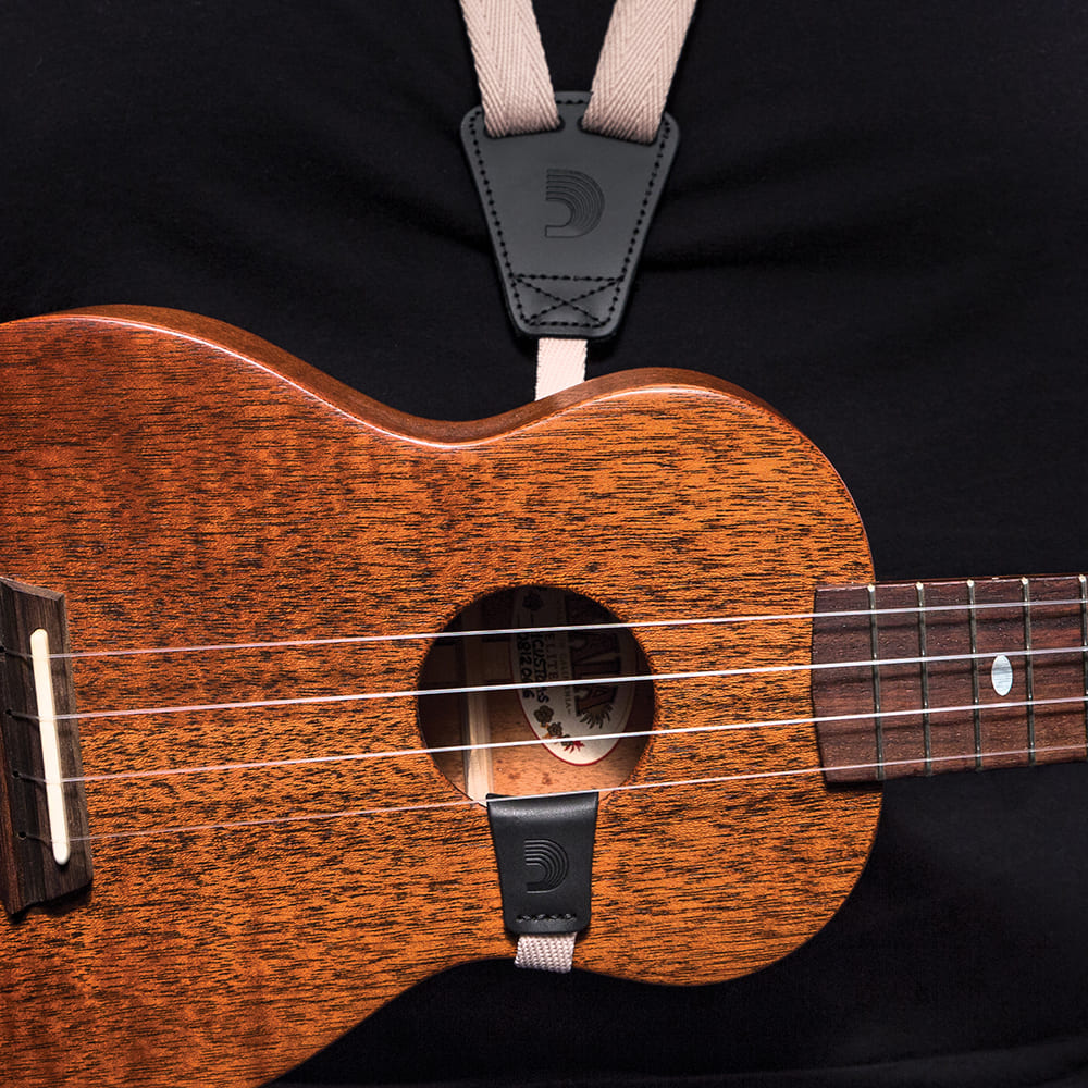 Daddario 19UKE01 Ukulele/Cavaquinho Pet Strap Sand - Exemplo de aplicação