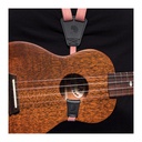 Daddario 19UKE04 Ukulele/Cavaquinho Pet Strap Coral - exemplo de aplicação